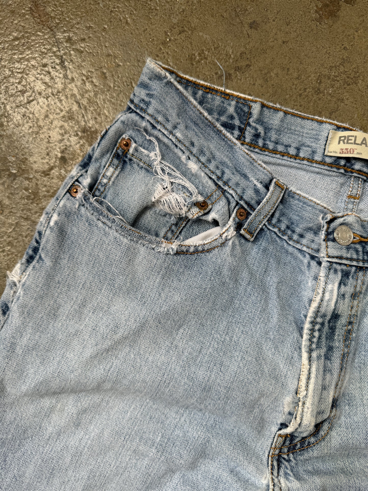 00's Distressed Levi's 550 - 32x30