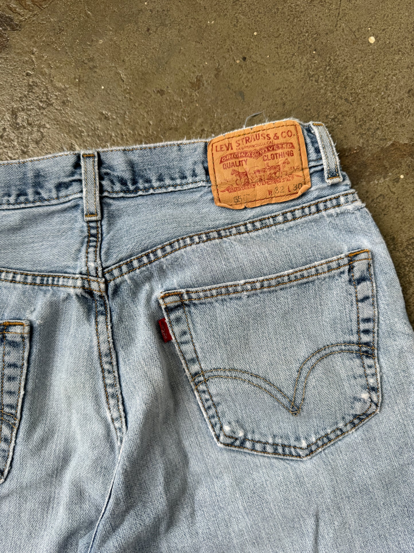 00's Distressed Levi's 550 - 32x30